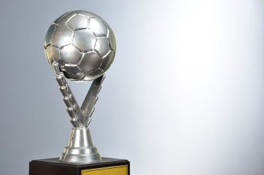 Gri arka plan ile gümüş Futbol Kupa