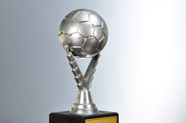 Gri arka plan ile gümüş Futbol Kupa