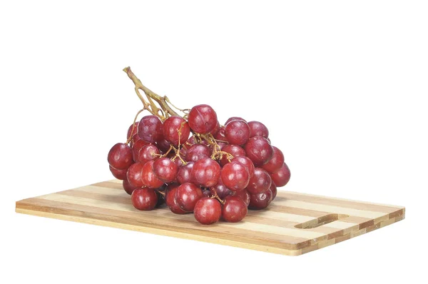Delizioso grappolo rosso senza semi uva cremisi su bambù tagliando bo — Foto Stock