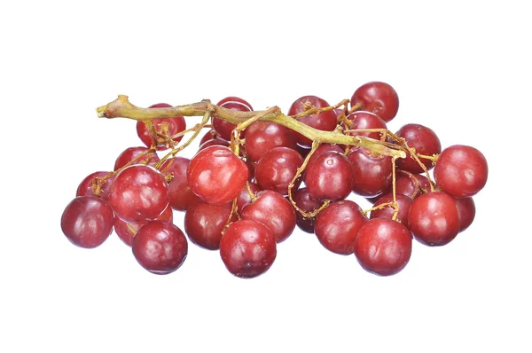 Вкусная куча красного бессеменного малинового винограда, изолированного на белом — стоковое фото