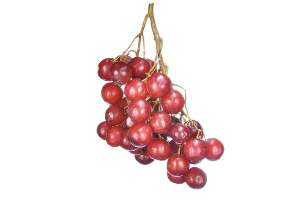 Delicioso cacho vermelho sem sementes de uva carmesim isolado no branco — Fotografia de Stock
