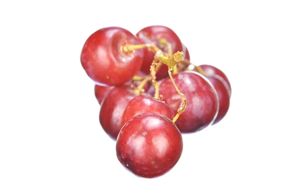 Heerlijke bos rode pitloze crimson druif geïsoleerd op wit — Stockfoto
