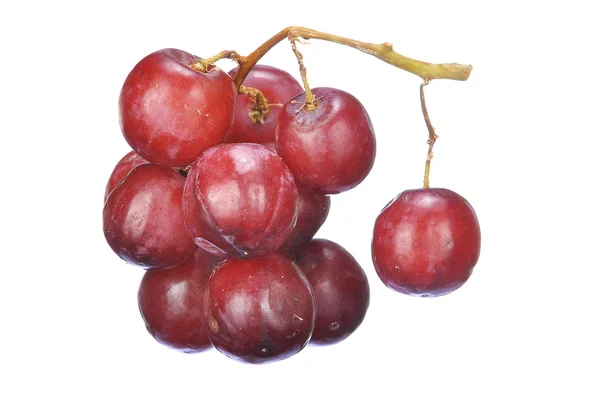 Вкусная куча красного бессеменного малинового винограда, изолированного на белом — стоковое фото