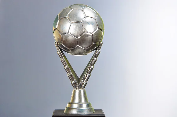 Die silberne Fußballtrophäe mit grauem Hintergrund — Stockfoto