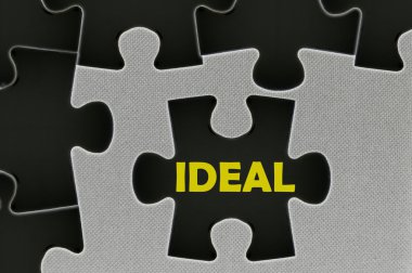 Beyaz jigsaw puzzle word ideal yazılı