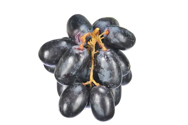 Deliziosa e fresca uva nera senza semi isolata su bianco — Foto Stock