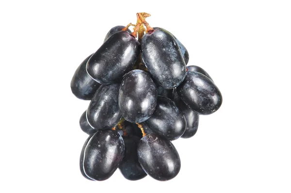 Deliciosa e fresca uva preta sem sementes isolada em branco — Fotografia de Stock