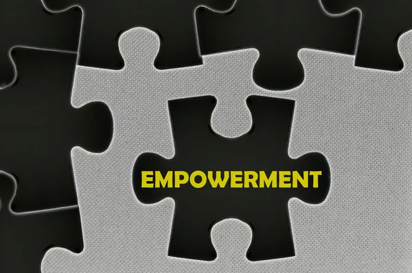 Il puzzle nero scritto parola empowerment — Foto Stock