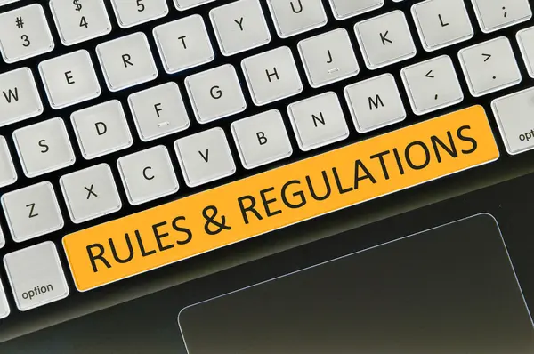 Keyboard knappen skrivit ordet regler & förordningar — Stockfoto