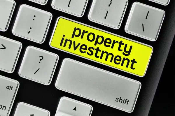 Кнопка клавиатуры написанное слово инвестиции в недвижимость — стоковое фото