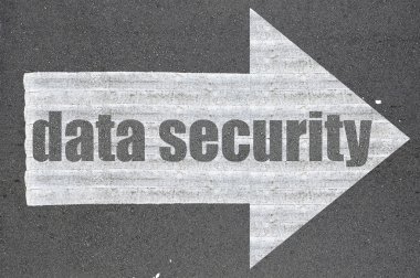 Word veri güvenlik yazılı asfalt yol üzerindeki oku