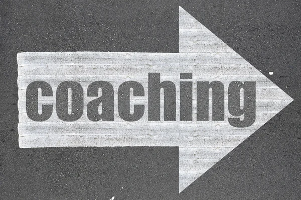 Pijl op asfaltweg geschreven woord coaching — Stockfoto