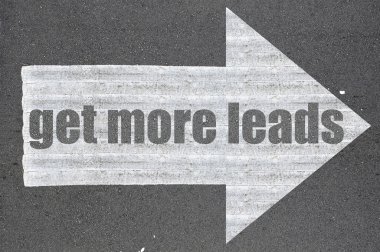 Ok kelime yazılı asfalt yolda olsun daha fazla potansiyel müşteri