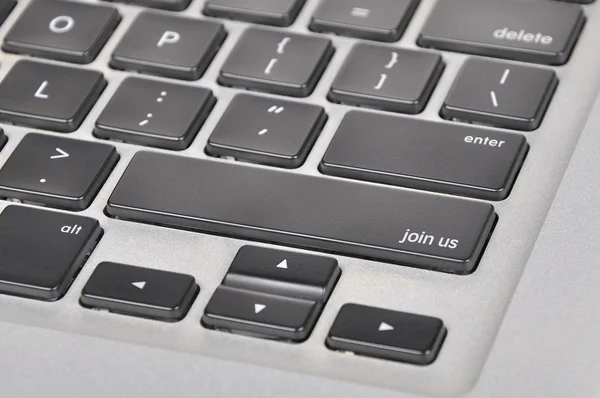 Кнопка клавиатуры компьютера, написанное слово присоединиться к нам — стоковое фото