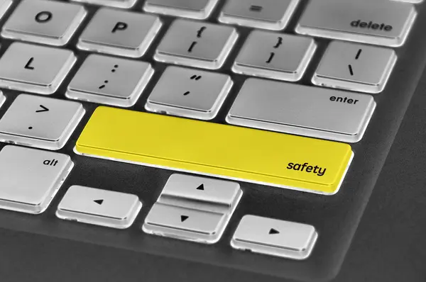 Кнопка комп'ютерної клавіатури написала слово "безпека" — стокове фото