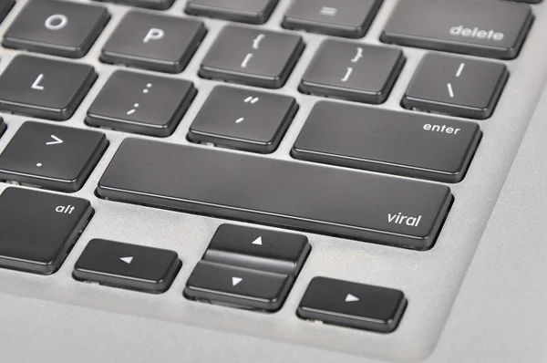 Кнопка клавиатуры компьютера написана вирусом — стоковое фото