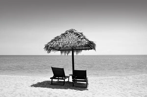 Las sillas de playa y sombrilla en una hermosa playa panorámica vie —  Fotos de Stock