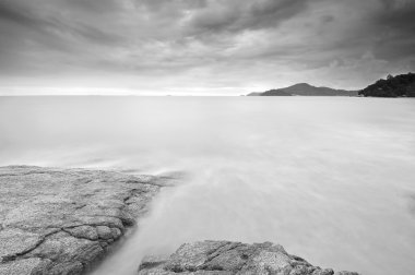 Rock alacakaranlık çarpıcı sırasında isabet dalganın uzun pozlama