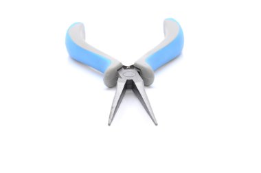 Beyaz arka plan üzerinde uzun burun pense