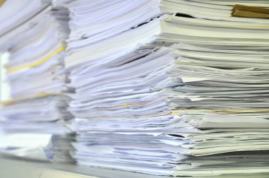 Gazete, kitap ve dosya - yumuşak odak yığını kapat