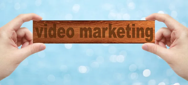 Manos sosteniendo una madera grabada con la palabra Video Marketing — Foto de Stock