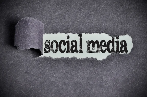 Sociala medier ord under trasiga svart socker papper — Stockfoto