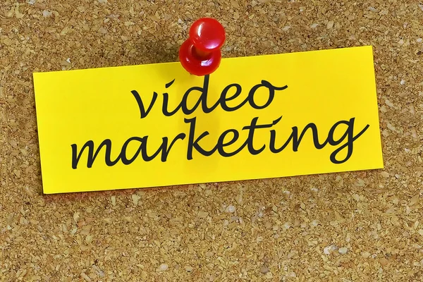 Palabra de marketing de vídeo en papel de notas con fondo de corcho — Foto de Stock