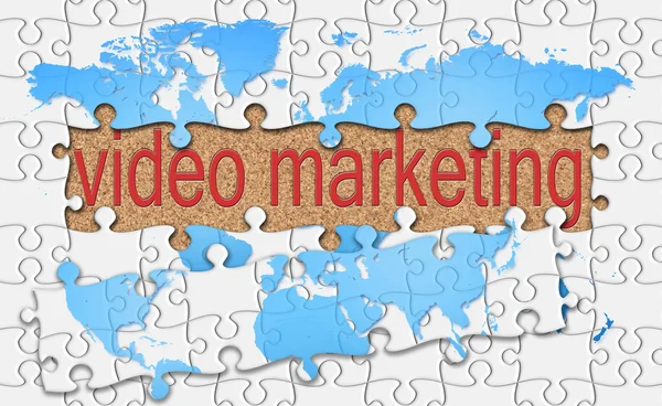 Rompecabezas revelar palabra de marketing de vídeo en el fondo de corcho — Foto de Stock