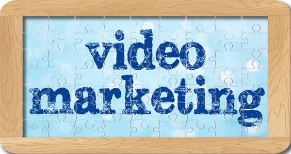 Rompecabezas de video marketing en marco de madera — Foto de Stock