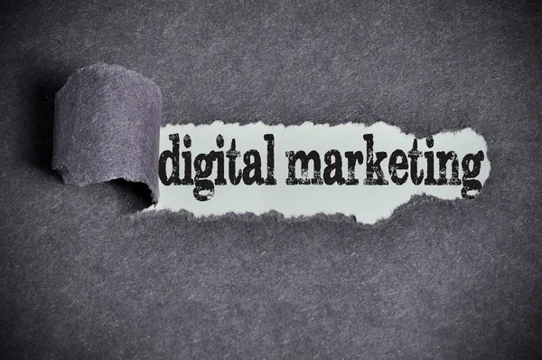 Palabra de marketing digital bajo papel de azúcar negro desgarrado — Foto de Stock