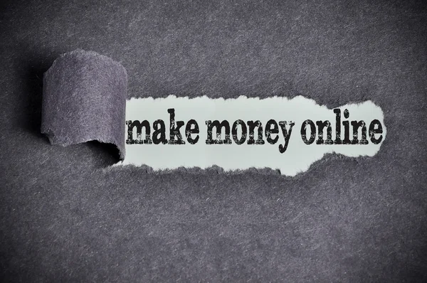 Geld verdienen online Wort unter zerrissenem schwarzen Zuckerpapier — Stockfoto