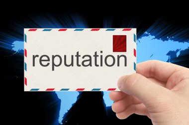 zarf ile itibar kelime dünya arka plan üzerinde tutan el