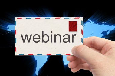 zarf ile webinar kelime dünya arka plan üzerinde tutan el