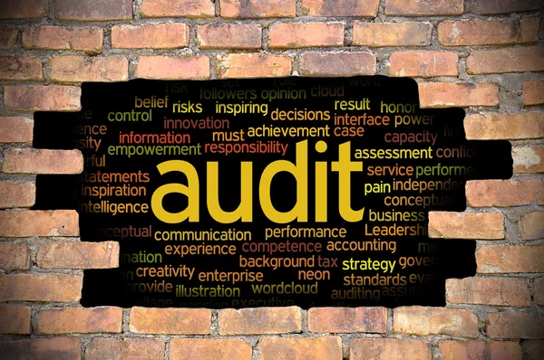 Lyuk a téglafal audit szó felhő belül — Stock Fotó