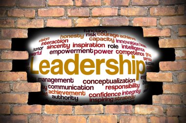 Liderlik kelime bulutu içinde tuğla duvar Hole'da