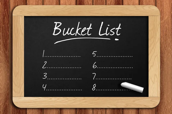 Tabuli na dřevěné tabulce napsáno kbelík seznamu — Stock fotografie
