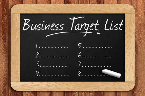 Pizarra en la tabla de madera lista de objetivos de negocios escritos —  Fotos de Stock