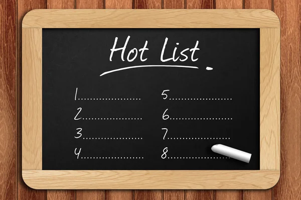 Tablă de cretă pe masa de lemn scrisă lista fierbinte — Fotografie, imagine de stoc