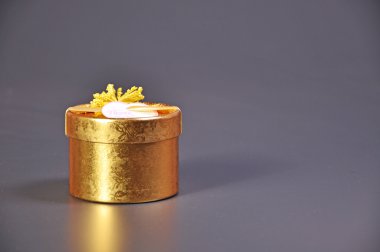 Altın hediye kutusu gri arka plan ile