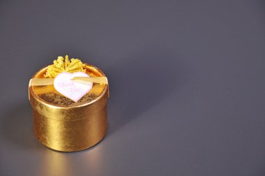 Altın hediye kutusu gri arka plan ile