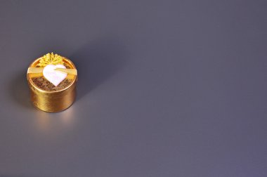 Altın hediye kutusu gri arka plan ile