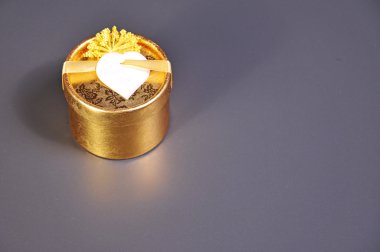 Altın hediye kutusu gri arka plan ile