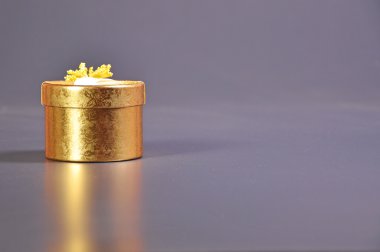 Altın hediye kutusu gri arka plan ile