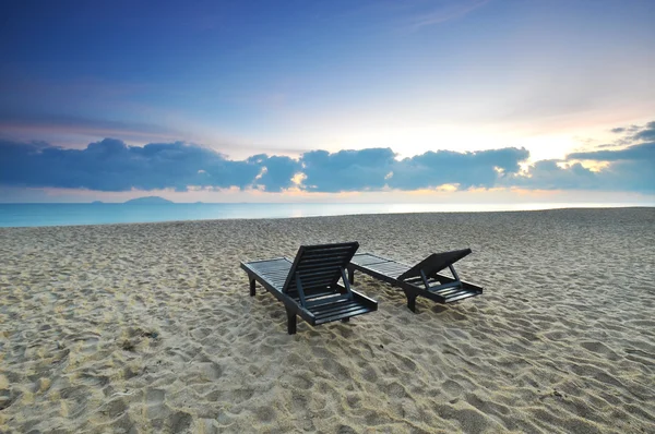 Las sillas de playa en la playa de arena al amanecer o al atardecer —  Fotos de Stock