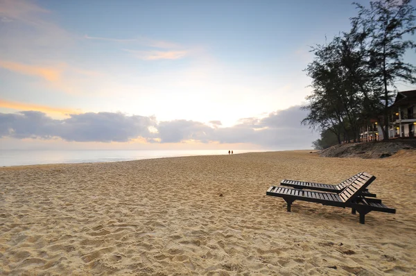 The beach chairs on sand beach during sunrise or sunset — Stock Photo, Image