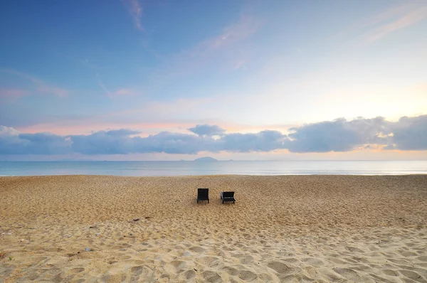 Las sillas de playa en la playa de arena al amanecer o al atardecer —  Fotos de Stock