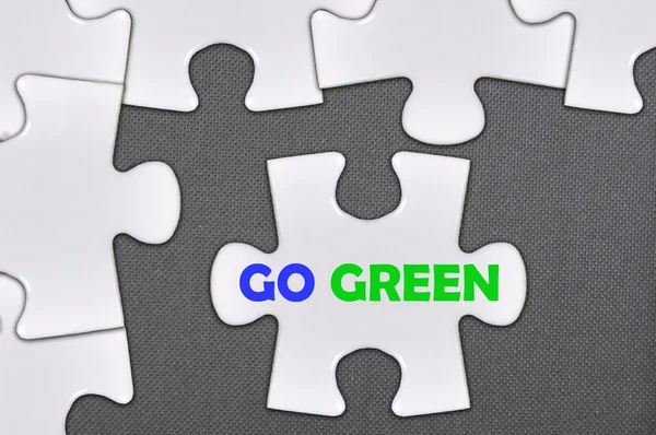 ジグソー パズルの単語を書いた緑の移動します。 — ストック写真