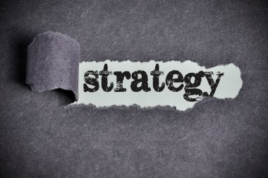 Strateji kelime yırtık siyah şeker kağıt'ın altında 