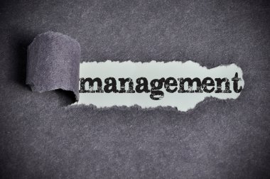 Yönetim kelime yırtık siyah şeker kağıt'ın altında 