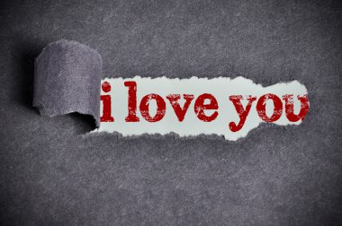 Yırtık siyah şeker kağıt altında sözcüğü seviyorum 